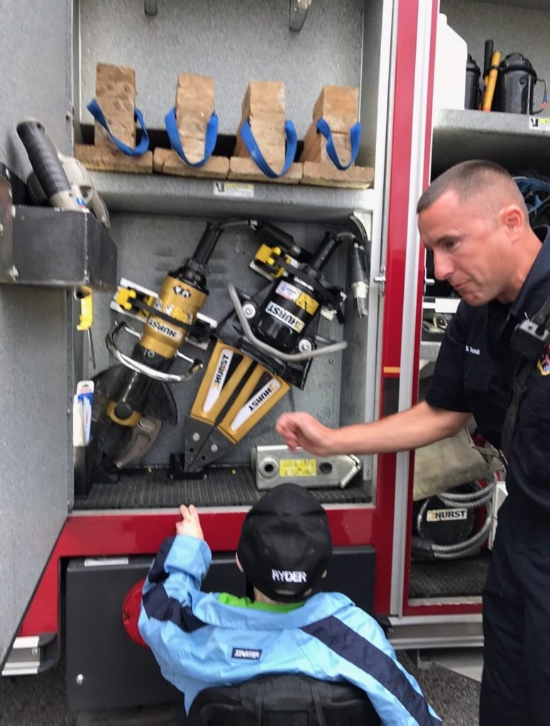Conociendo A Los Bomberos Owen Mahan Niño Con Amputación De Pittsboro, Indiana, Ee.uu.