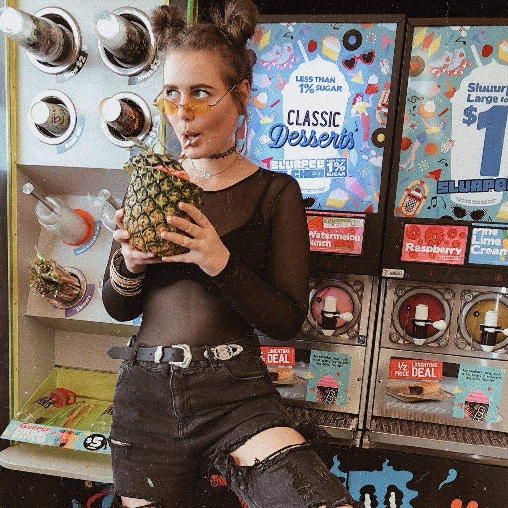 Modelo adolescente Australiana y sus prótesis de dedos * ART LAB