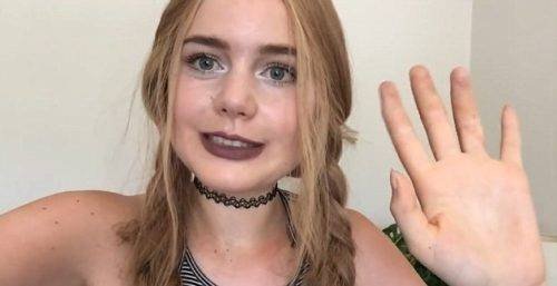 Elle Lietzow mostrando sus prótesis
