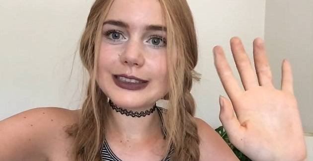 Elle Lietzow mostrando sus prótesis