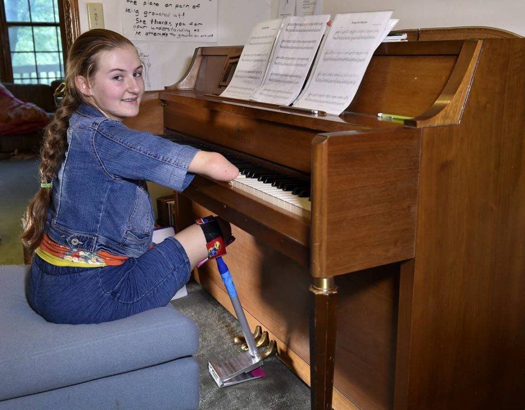 Heidi Burke tocando el piano con sus dispositivos para el pedal * ART LAB