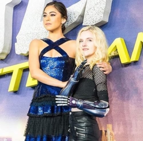 Rosa Salazar y Tilly en la Premier de Londres de Alita * ART LAB