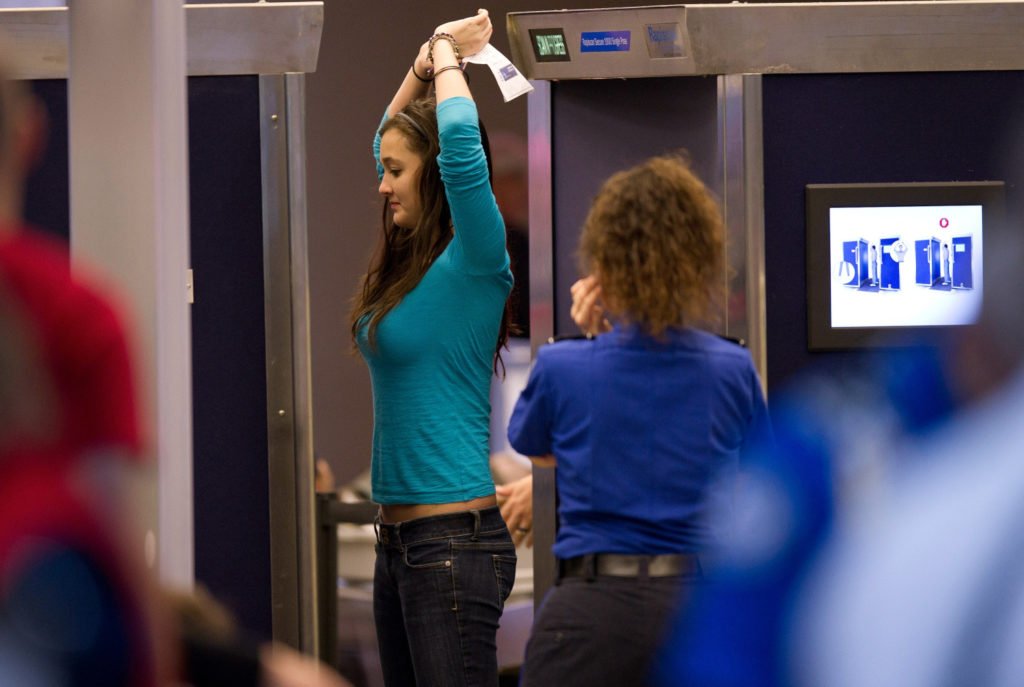 Escáner en el aeropuerto para las prótesis externas de mama * ART LAB