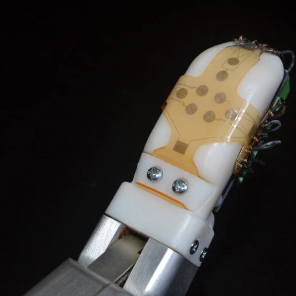 Piel artificial con capacidades táctiles, para robots