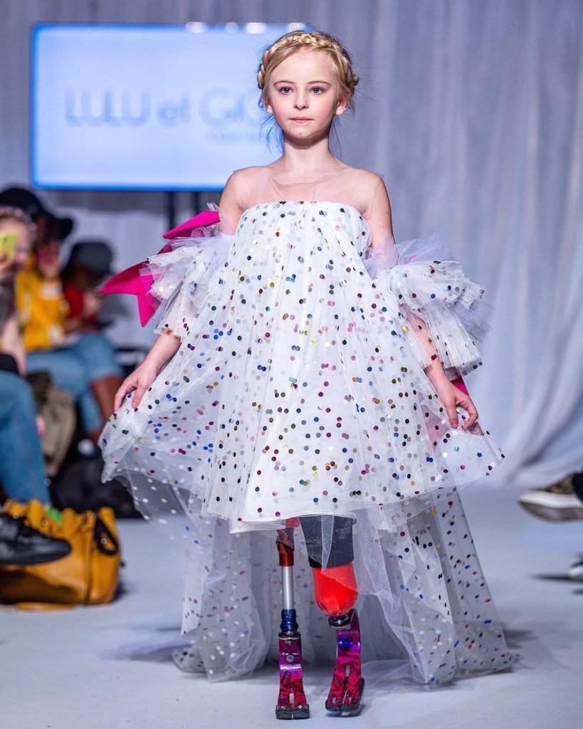 Daisy-May Demetre modelo infantil con prótesis bilateral pierna * ART LAB