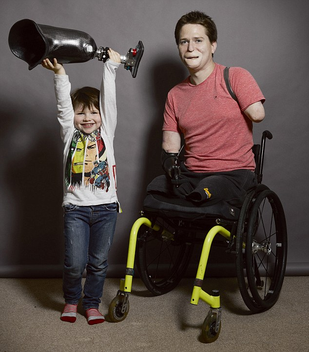 Alex Lewis y su hijo Sam Lewis del Reino Unido * ART LAB