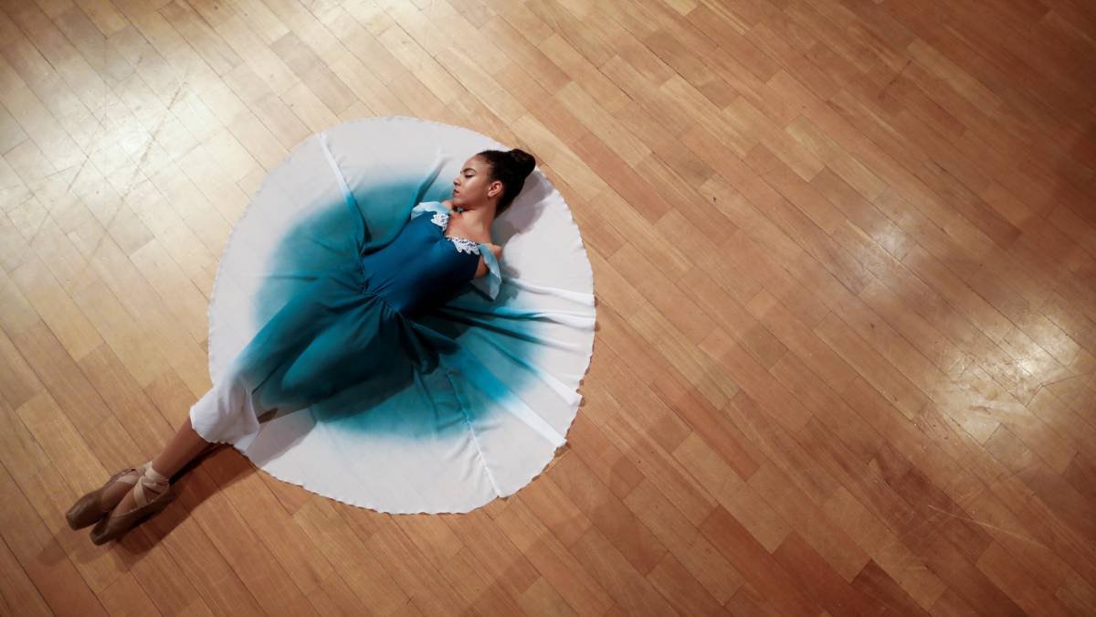 Brazilian ballerina Vitoria Bueno wowed the crowd and judges on "America's Got Talent: All Stars." Although the 17-year-old dancer was born without arms, that did not stop her from following her dreams of becoming a ballerina. She received not one but two standing ovations for her elegant performance.