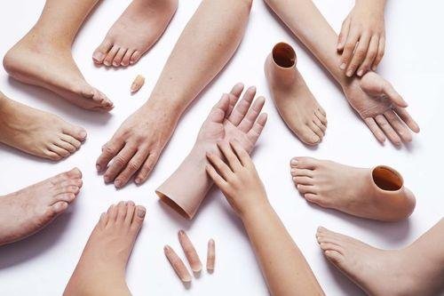 Silicone easily adapts to the human body. Additionally, it exhibits resistance to both low and high temperatures, as well as factors such as heat, light, and pressure.